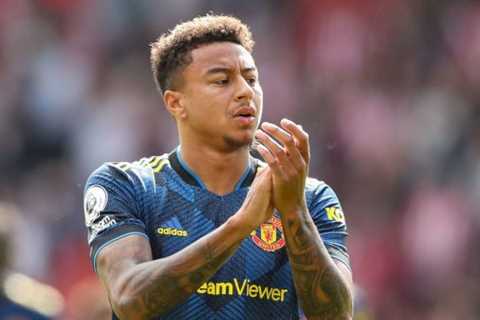 Man Utd fans apologise to Jesse Lingard for having “the worst manager in the league”
