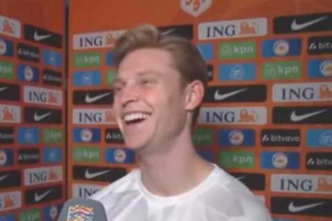 Frenkie De Jong laughs at Manchester United question after Barcelona reject opening bid