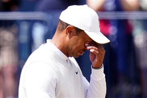 WATCH: Tiger Woods tears up on walk up St. Andrews’ 18th 