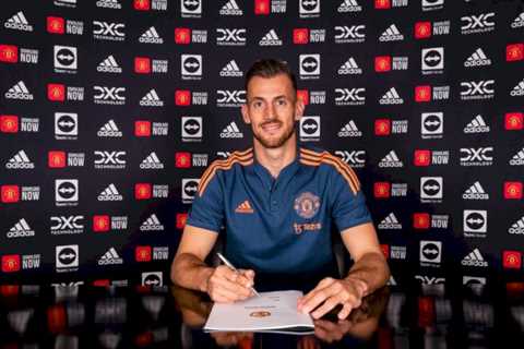 Martin Dubravka ‘relishing’ battle with David de Gea as Man Utd confirm signing of Newcastle..