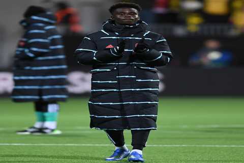 Fans all say the same thing as Bukayo Saka and Arsenal squad wear iconic Arsene Wenger coat for..