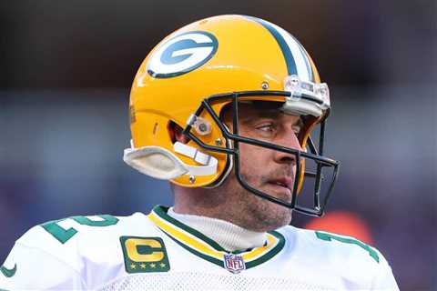 Fans React To Photos Of Aaron Rodgers’ Darkness Retreat