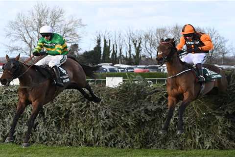 How many fences are there to jump in the Grand National?