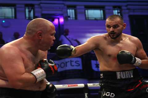 Roman Fury continues family trade by winning second professional fight in front of brother Tommy