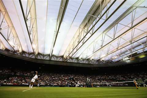 How long does the Centre Court retractable roof at Wimbledon take to close?