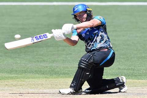 Strikers take WBBL win over Stars… With help from another DRS fail