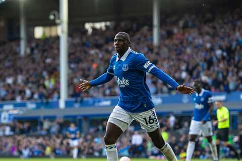 CONFIRMED: Key Everton midfielder Abdoulaye Doucoure signs new contract