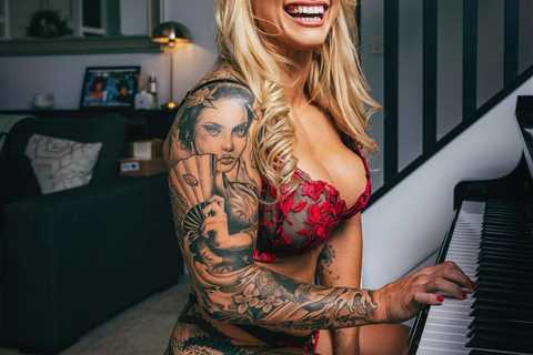 Boxing Queen Ebanie Bridges Plays Piano in Lingerie Ahead of Title Defence