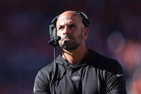 Robert Saleh Refuses To Announce Jets Starting QB For Dolphins Game