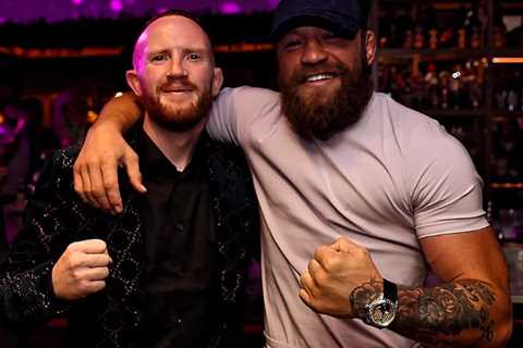 Conor McGregor's Photographer Makes Boxing Debut with His Help