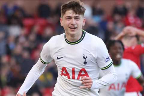 Tottenham’s 17-year-old record-breaker Mikey Moore chooses Rangers over Championship clubs for..